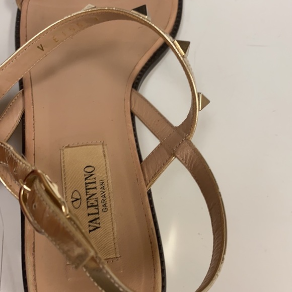 Authentic Rare Valentino Garavani rockstud gold open toe sandals size 8.5 - Picture 2 of 4